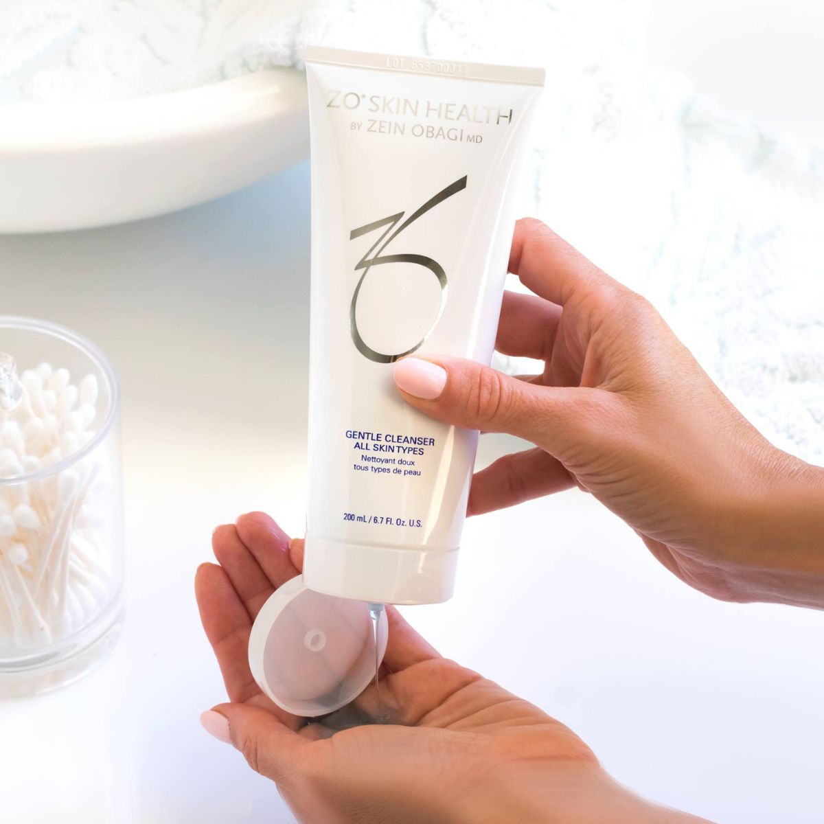ZO Skin Health Gentle Cleanser (200 ml) helps maintain a clean, balanced complexion with a soothing formula suitable for sensitive and normal skin